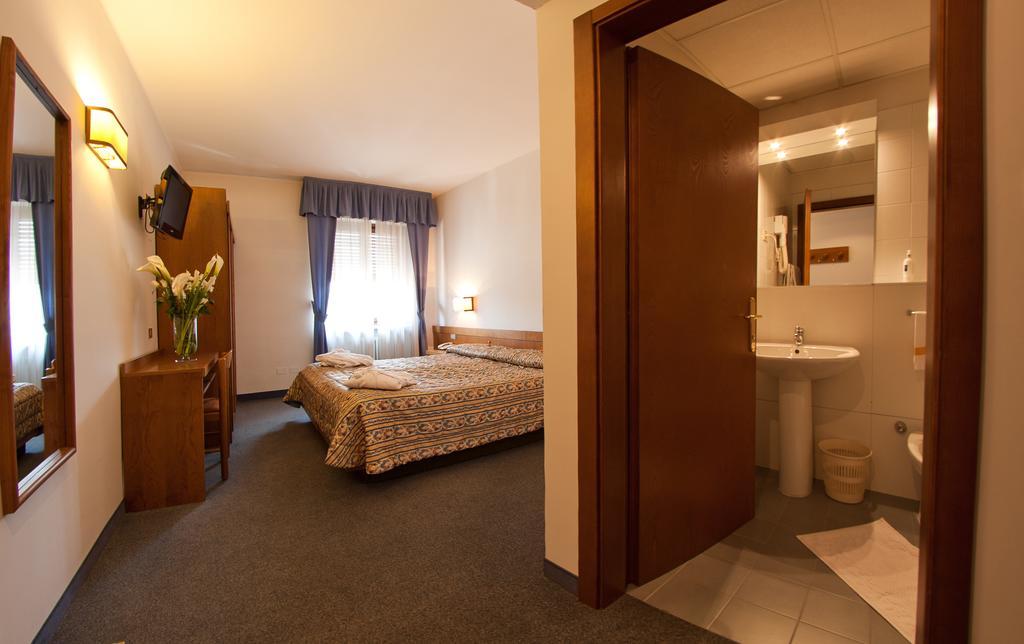 Hotel Cles Chambre photo