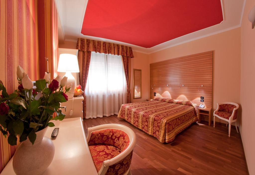 Hotel Cles Chambre photo