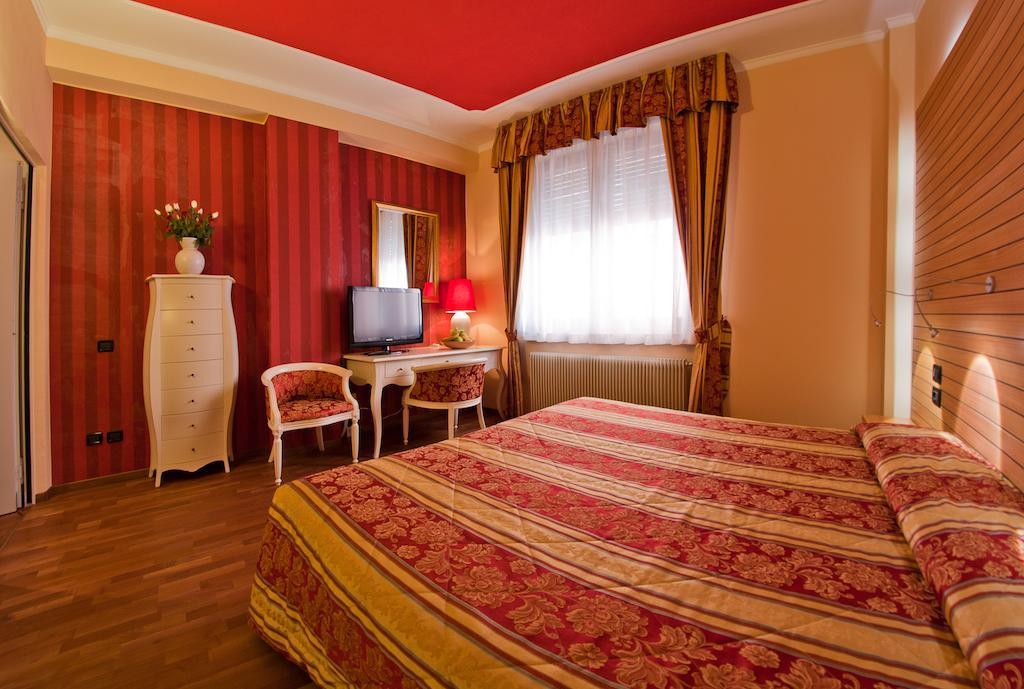 Hotel Cles Extérieur photo